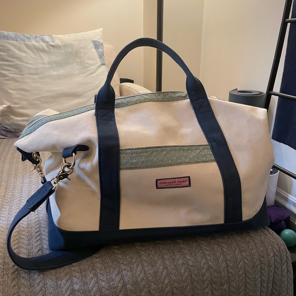 Gently used limited edition vineyard vines starfish canvas travel duffle bag!